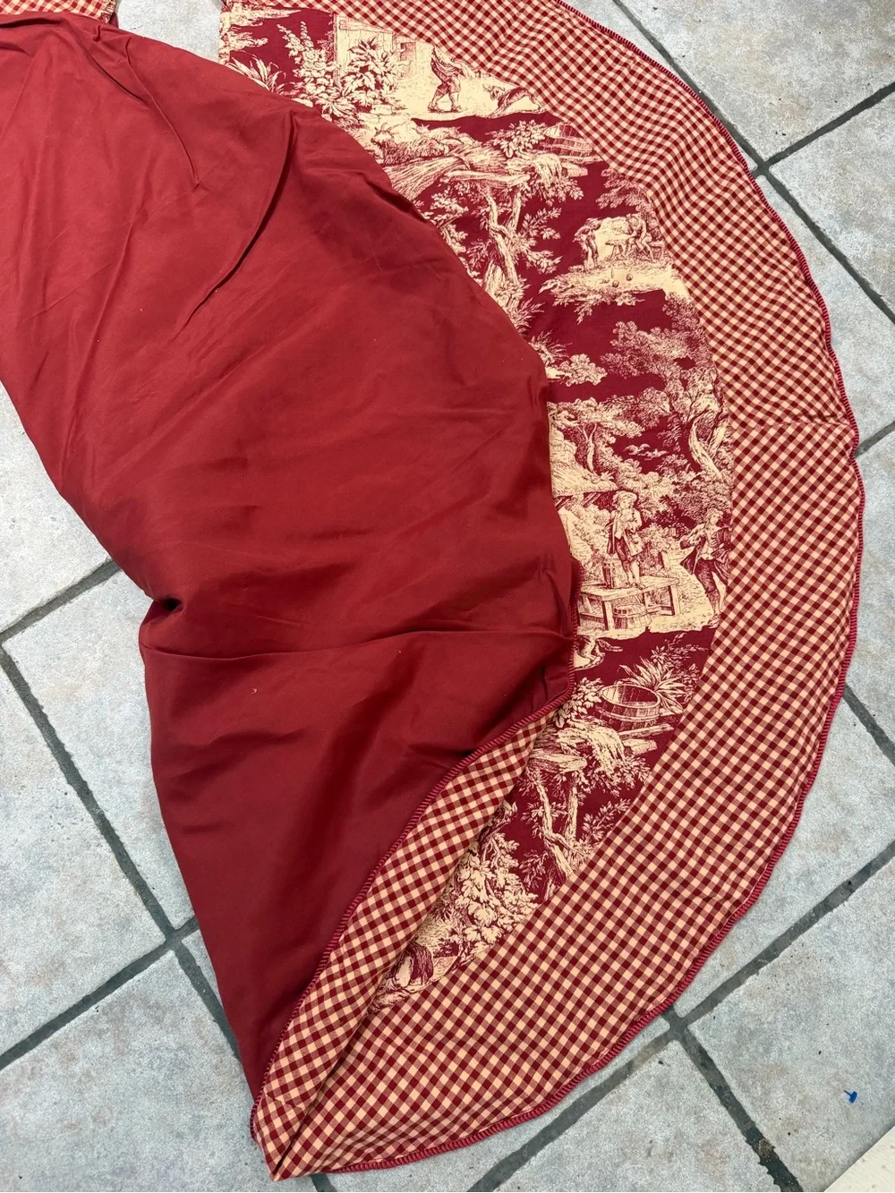 Christmas Tree Skirt Colonial Country Scene Red and Cream 50” Vintage